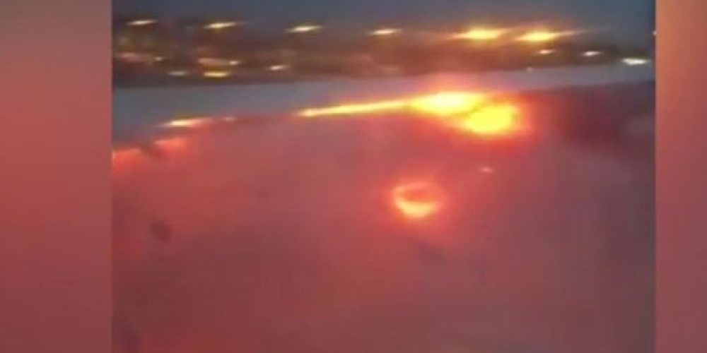 Τρόμος: Αεροπλάνο έπιασε φωτιά στην αναγκαστική προσγείωση