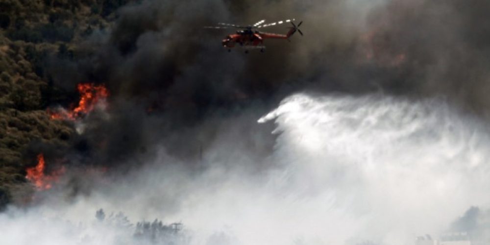 Συναγερμός από μεγάλη φωτιά στην Κρήτη κοντά σε οικισμό (βίντεο)