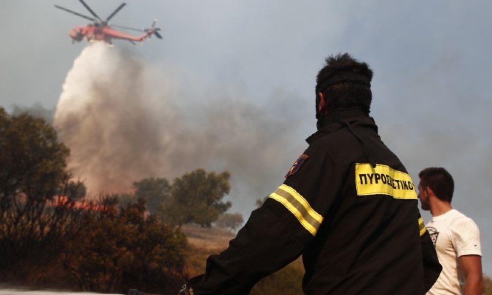 Μεγάλη φωτιά στο Ελαφονήσι από φλεγόμενο όχημα - Σηκώθηκε το πυρ.ελικόπτερο