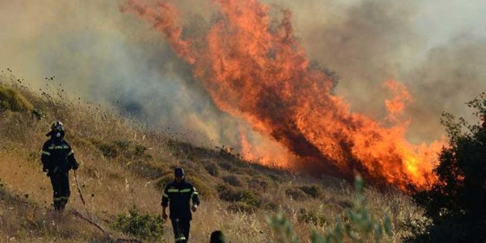 Κρήτη: Ολονύχτια μάχη με τις φλόγες, με αντίπαλο τον άνεμο