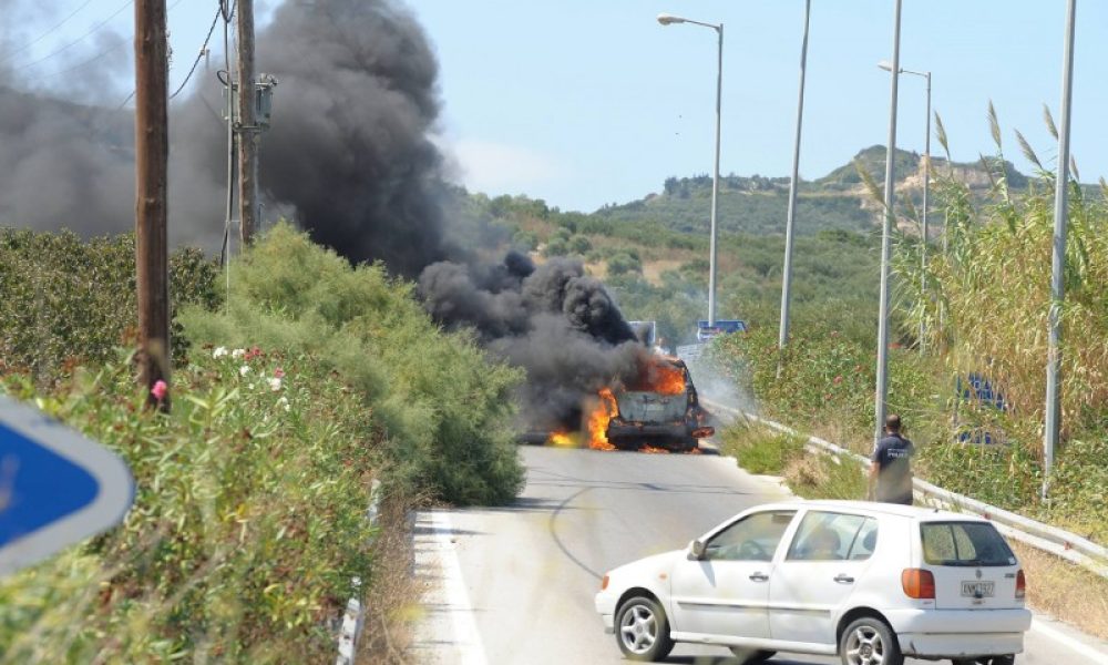 Αυτοκίνητο στα Χανιά τυλίχθηκε στις φλόγες ενώ ήταν εν κινήσει (φωτο)