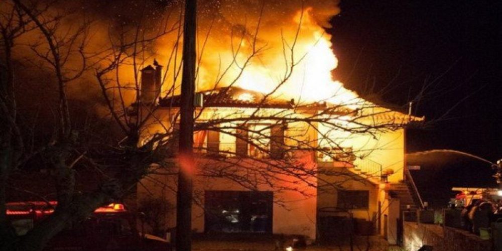 Κάηκε ολοσχερώς σπίτι στα Σφακιά – Πρόλαβαν και έσωσαν ηλικιωμένη