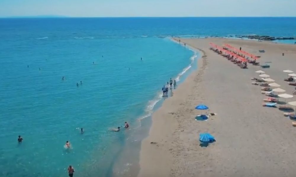 Μια μαγευτική παραλία στα Χανιά, ιδανική για οικογένειες (βίντεο)