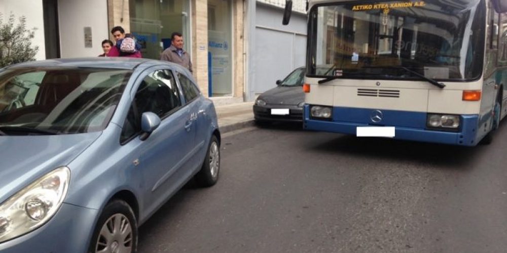 Χανιά: Η γαϊδουρίστας που απέκλεισε το λεωφορείο, προκάλεσε αμόκ και έφυγε χαμογελώντας (Photos)