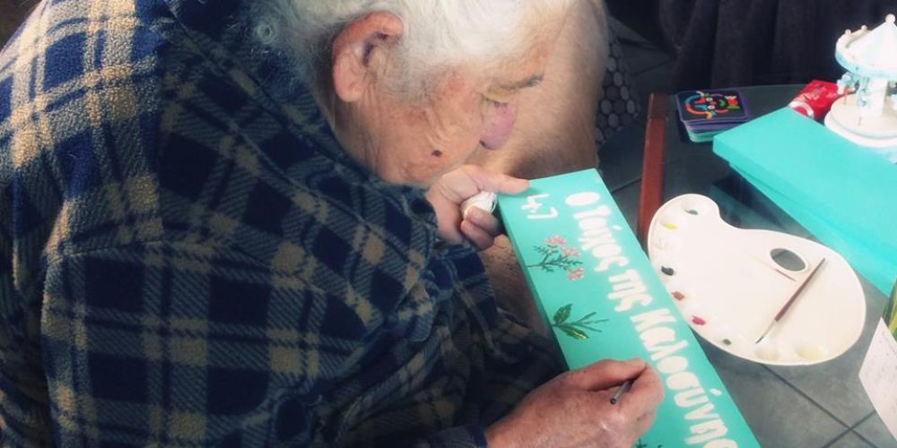 Κρήτη: Γιαγιά ζωγραφίζει τις κρεμάστρες της καλοσύνης!