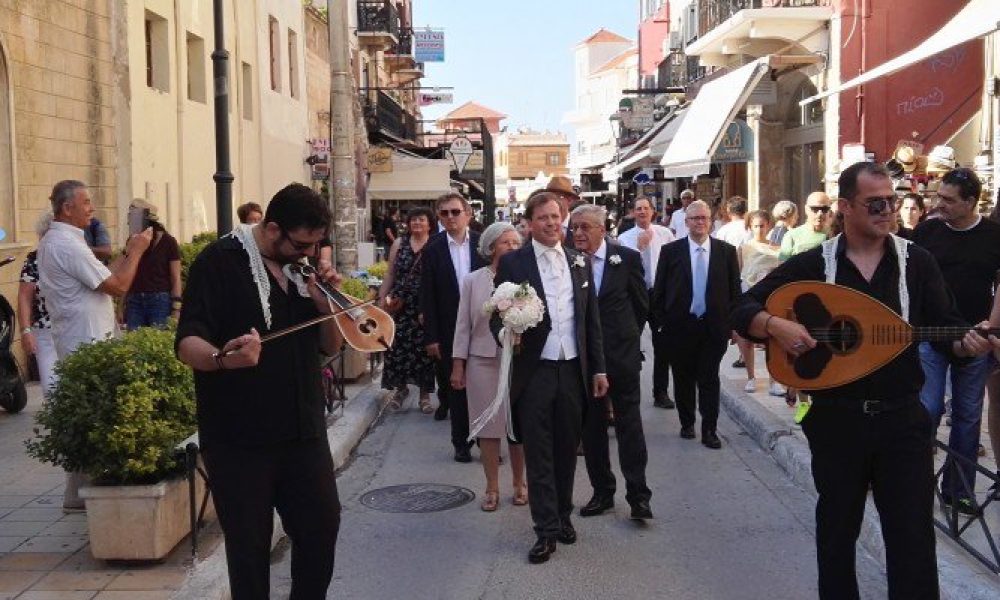 Χανιά: Ένας εντυπωσιακός γάμος - Ξεσήκωσαν το παλιό λιμάνι γαμπρός και νύφη