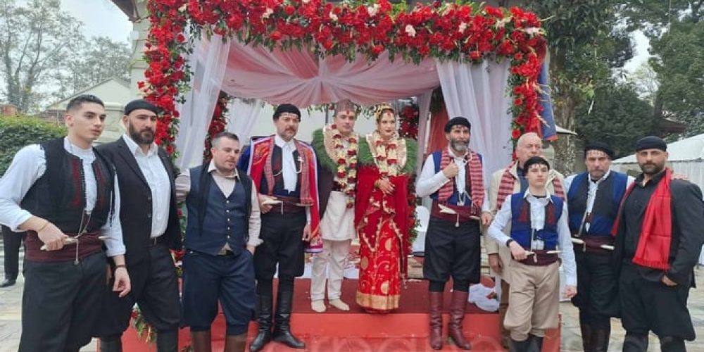 Νύφη από τα Χανιά, γαμπρός από το Νεπάλ σε έναν εντυπωσιακό γάμο με… ριζίτικα στην ασιατική χώρα (φωτο – video)