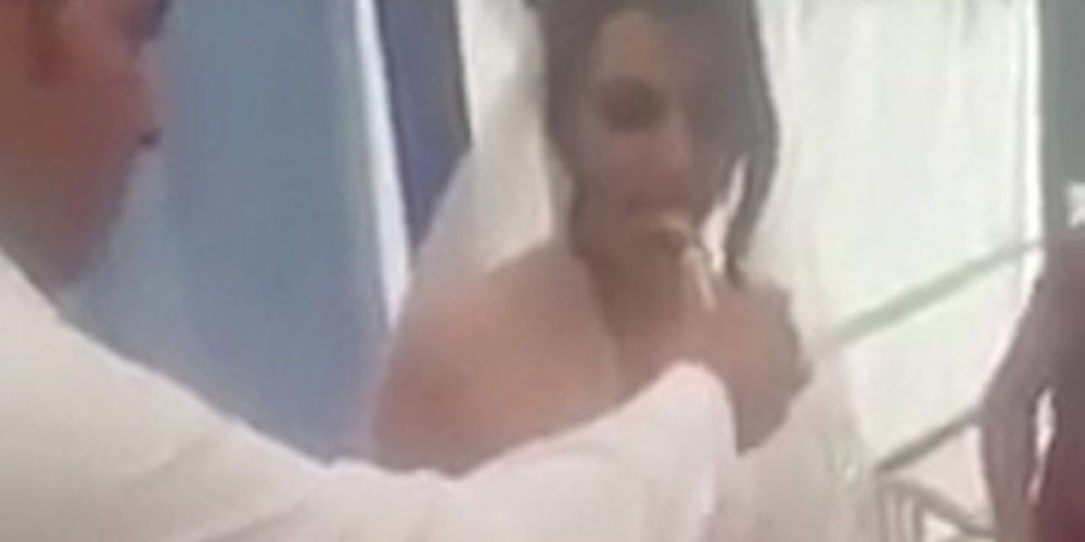 Εξοργιστικό βίντεο: Πήγε να τον ταΐσει τούρτα στον γάμο τους κι εκείνος… τη χτύπησε!