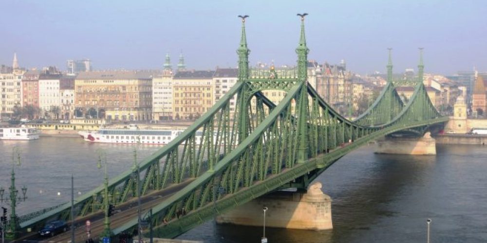 Συνέλαβαν πασίγνωστη Ελληνίδα όταν κρεμάστηκε σε γέφυρα στη Βουδαπέστη – Φοβήθηκαν για απόπειρα αυτοκτονίας