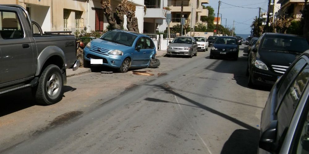 Οδηγός έπεσε απανωτά πάνω σε 3 σταθμευμένα αυτοκίνητα στα Χανιά (φωτο)