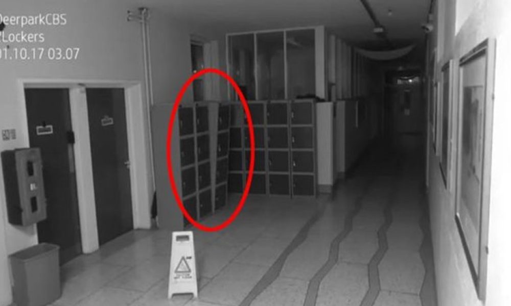 Κάμερα ασφαλείας έπιασε «φάντασμα» να τα κάνει... ρημαδιό σε άδειο σχολείο