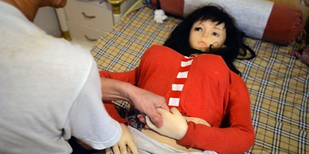 Γιατρός αντικατέστησε την νεκρή γυναίκα του με… κούκλα του σεξ