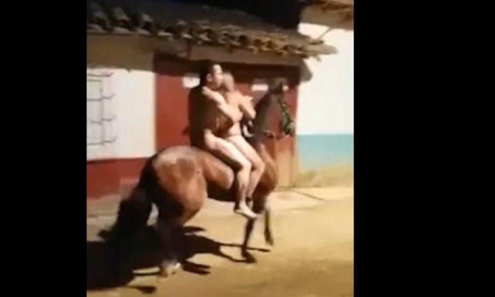 Ζευγάρι βγήκε γυμνό για μια βόλτα με το άλογο (video)