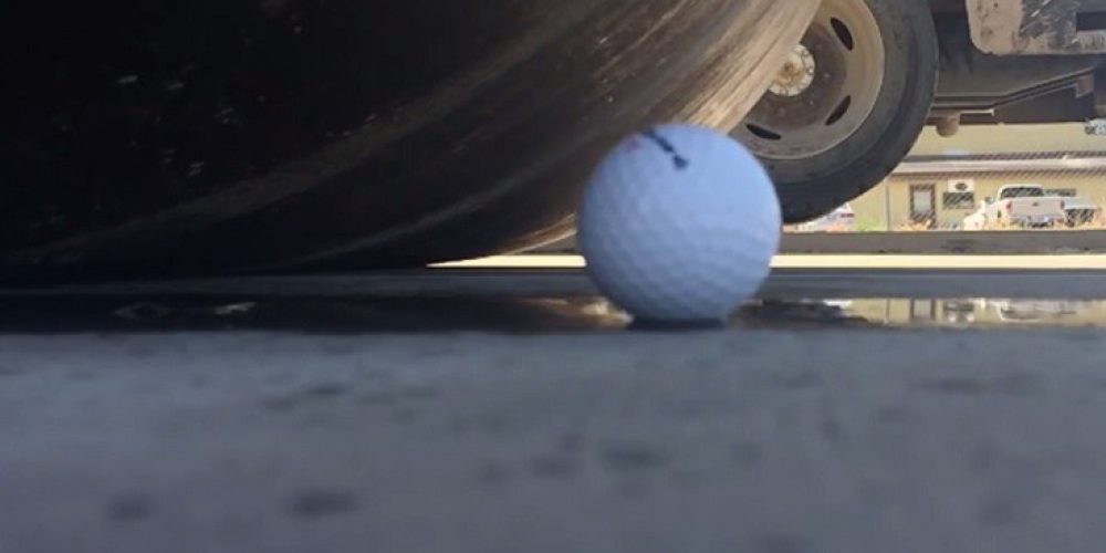 Τι γίνεται όταν ένας οδοστρωτήρας πατάει μπαλάκια του γκολφ;