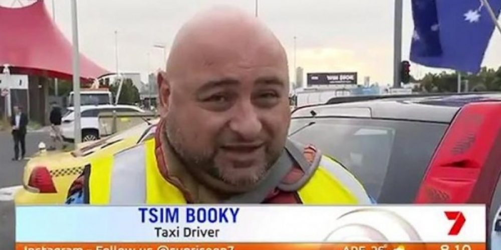 Έλληνας ταξιτζής στην Αυστραλία τρολάρει ρεπόρτερ ότι λέγεται Tsim Booky (video)