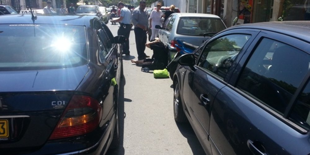 Χανιά: Ρομά ξαπλωμένη στη μέση της οδού A. Παπανδρέου –  Έλεγε πως την χτύπησε αυτοκίνητο (φωτο)