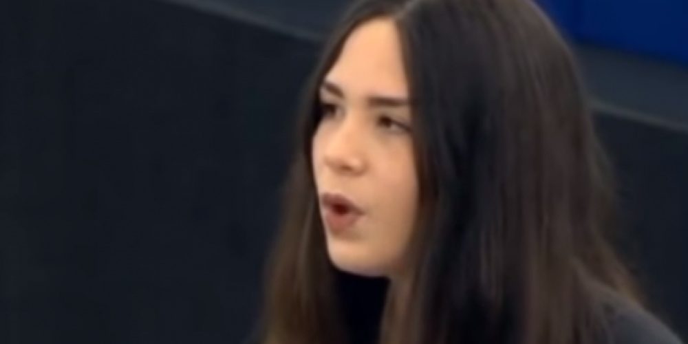 Μαθήτρια από την Κρήτη τραγούδησε τον Ερωτόκριτο στο Ευρωκοινοβούλιο (βίντεο)