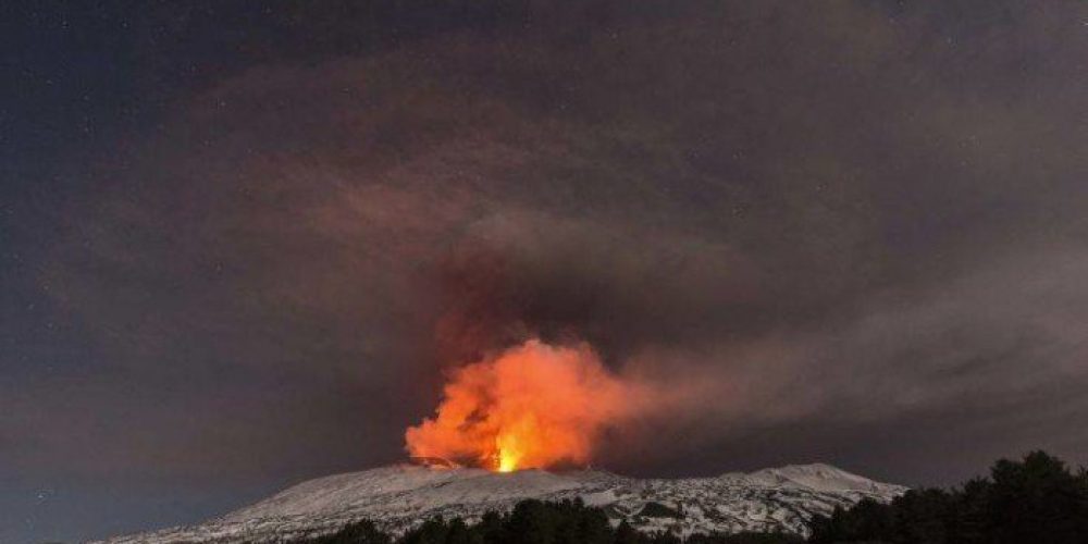 Τουριστικό σκάφος χτυπήθηκε λάβα που εκτοξεύτηκε από το ηφαίστειο