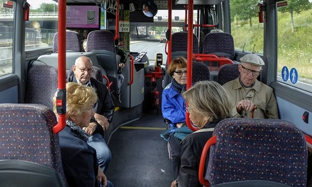 Έρευνα εξηγεί, γιατί δεν πρέπει να δίνετε τη θέση σας σε ηλικιωμένους στα μέσα μεταφοράς