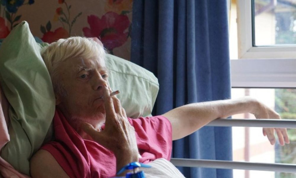70χρονος αφήνει το νοσοκομείο για να καπνίσει ένα τελευταίο... μπάφο πριν πεθάνει! (pics)