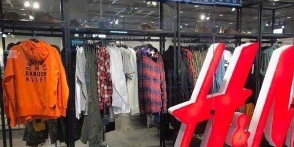 Τα H&M αναγκάστηκαν να αποσύρουν μπλούζα μετά από έντονες διαμαρτυρίες