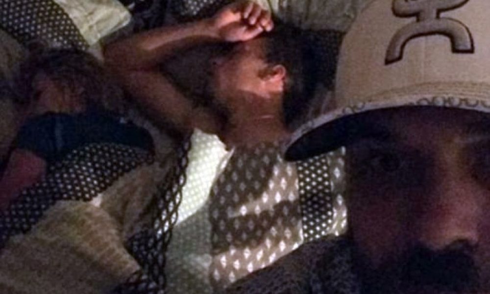 Έπιασε τη σύντροφό του με άλλον κι έβγαζε selfie με φόντο το ζευγάρι στο κρεβάτι