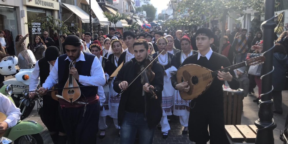 Με λύρα και βιολί έψαλλαν παραδοσιακά κάλαντα στο κέντρο των Χανίων