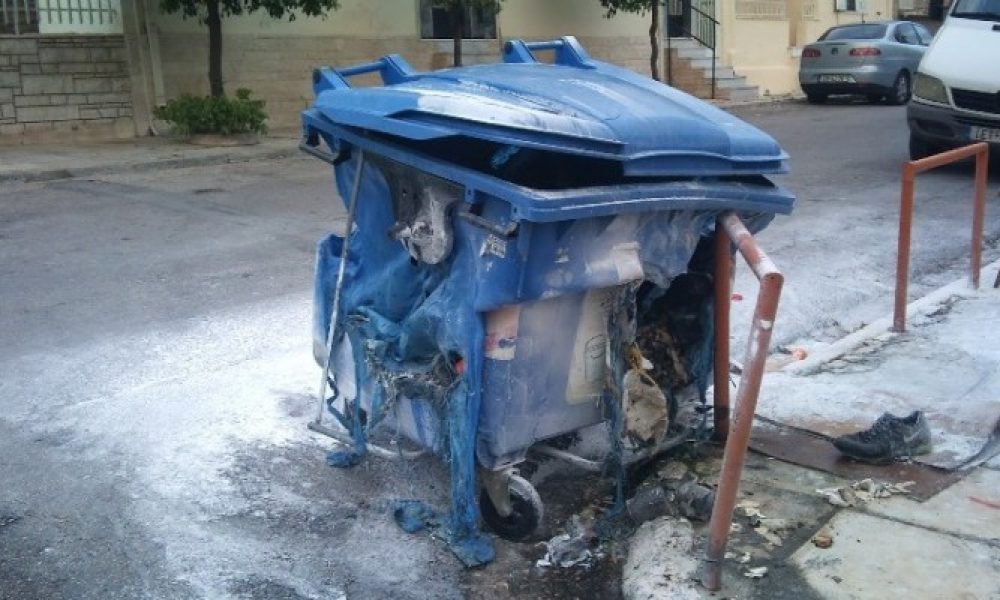 Μπουρλότο κάδοι απορριμμάτων στην πόλη των Χανίων