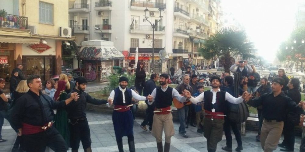 Κρητικοί γέμισαν με χορούς και τραγούδια τους δρόμους της Θεσσαλονίκης