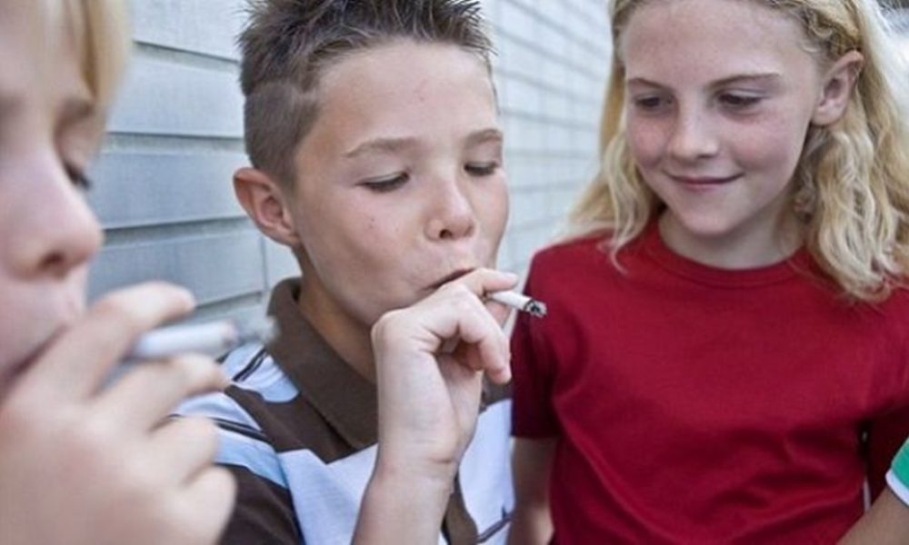 Πρόστιμα έως 10.000€ σε διευθυντές σχολείων εάν κάποιος μαθητής καπνίζει