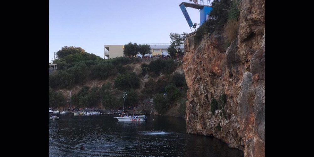 Κρήτη: Υπερθέαμα καταδύσεων από τα 20 μέτρα στη λίμνη Αγίου Νικολάου (video)