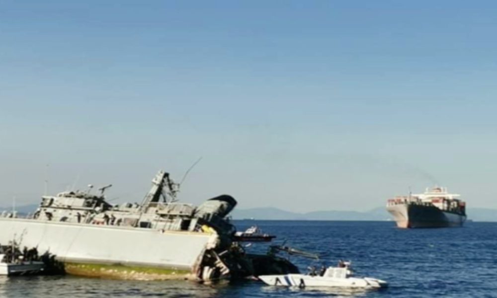 Πλοίο του Πολεμικού Ναυτικού συγκρούστηκε με εμπορικό και βυθίζεται! (φωτο)