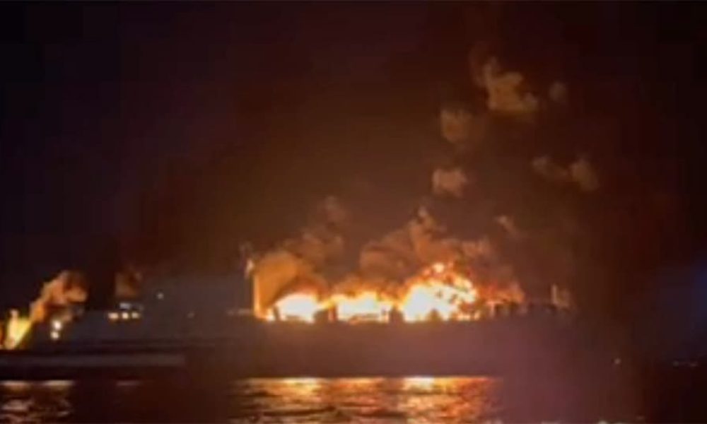 Φωτιά σε πλοίο κοντά στην Κέρκυρα - Εγκατέλειψαν οι επιβάτες με σωσίβιες λέμβους (video)
