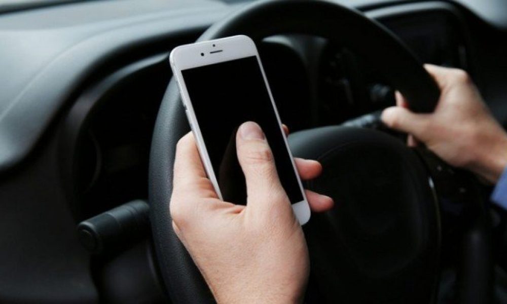Μπαράζ κλήσεων σε Χανιά και Ηράκλειο για χρήση κινητού κατά την οδήγηση