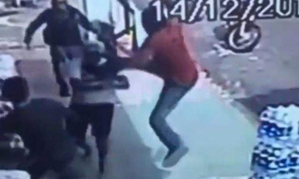 Βίντεο: Ντελιβεράς σταματάει τον κλέφτη με μια κλωτσιά αλά Τσάκι Τσαν
