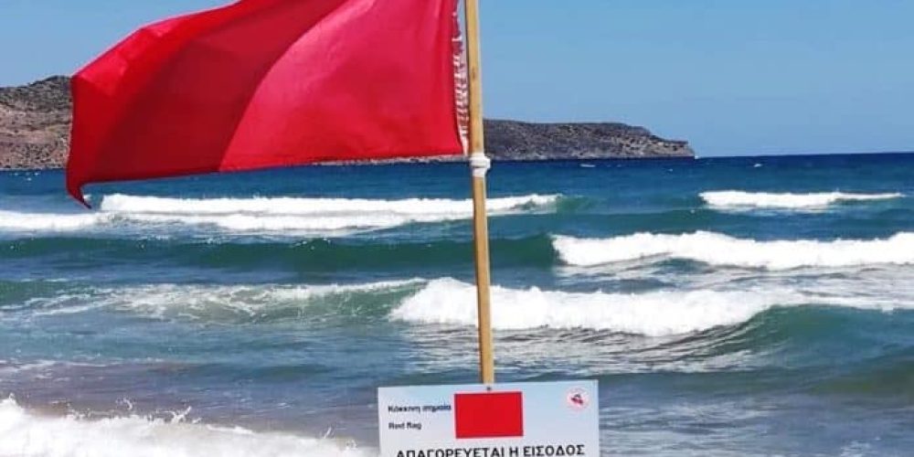 Κόκκινη σημαία στις παραλίες των Χανίων: Σχεδόν διπλάσιοι ναυαγοσώστες στους πύργους