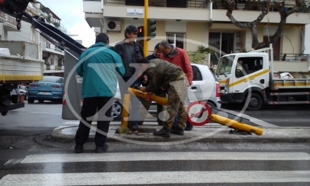 Χανιά: Κολώνα σηματοδότη έσπασε στα δύο μετά από τροχαίο