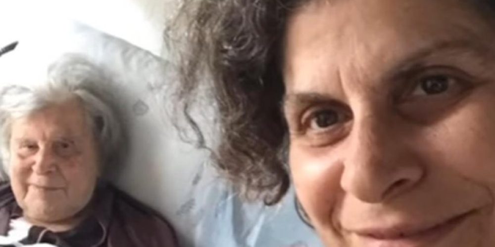 Ο Μίκης Θεοδωράκης στο κρεβάτι: Το συγκινητικό βίντεο της κόρης του