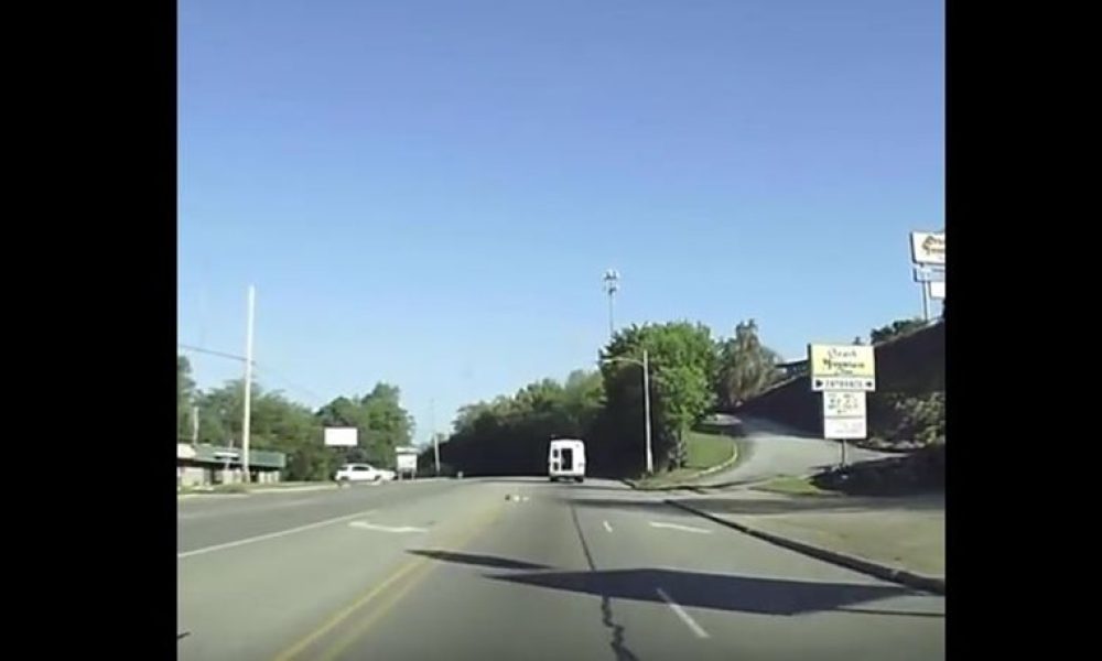 Τρομακτικό βίντεο: 4χρονο κορίτσι πέφτει από βανάκι και ο οδηγός δεν αντιλαμβάνεται το παραμικρό