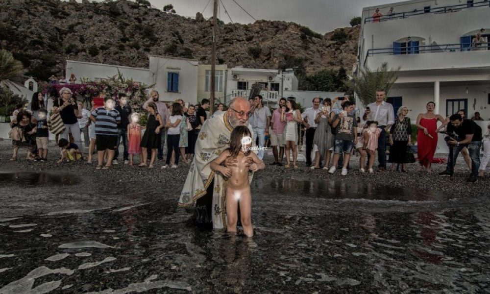 Μια πρωτότυπη βάφτιση στο Λουτρό Σφακίων - Αντί για κολυμπήθρα... η θάλασσα