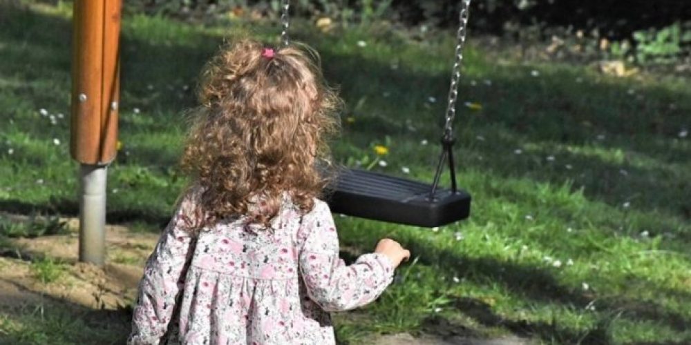 Κρήτη : Τι λέει η γυναίκα που εντόπισε μόνο στο πάρκο το 3χρονο κοριτσάκι