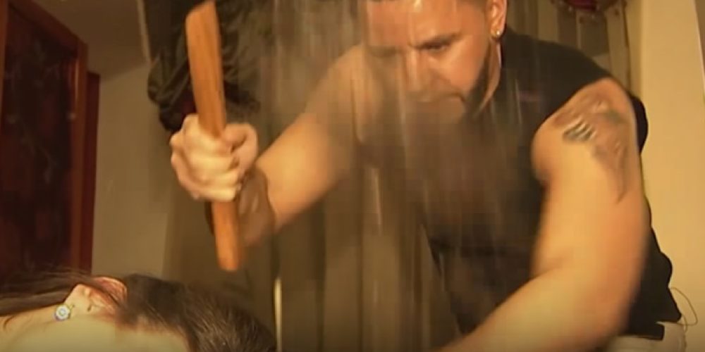Ο κουρέας της Σιβηρίας που χρησιμοποιεί τσεκούρι αντί για ψαλίδια (βίντεο)