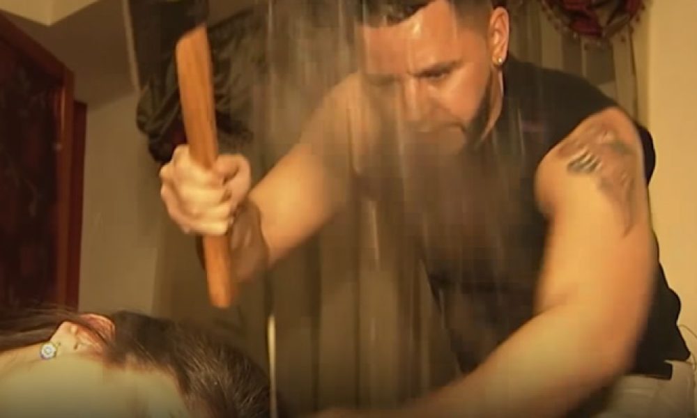 Ο κουρέας της Σιβηρίας που χρησιμοποιεί τσεκούρι αντί για ψαλίδια (βίντεο)