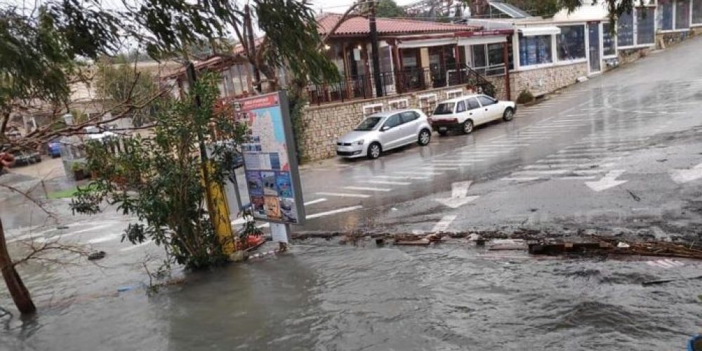 Υπερχείλισε η λίμνη του Κουρνά – Στους δρόμους βγήκαν τα νερά