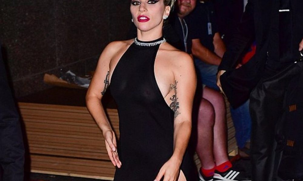 Lady Gaga: Με ημιδιάφανο φόρεμα τα έδειξε πάλι... όλα