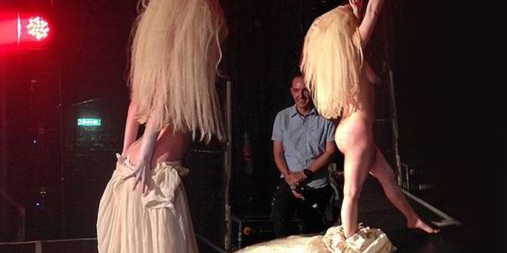 Η Lady Gaga έμεινε γυμνή στην σκηνή! (photo + video)