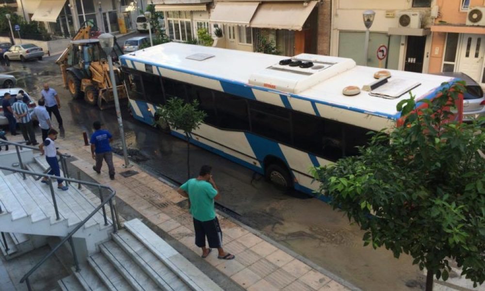 Κρήτη: Άνοιξε τρύπα στο δρόμο και … βούλιαξε το λεωφορείο! (Photo -Video)