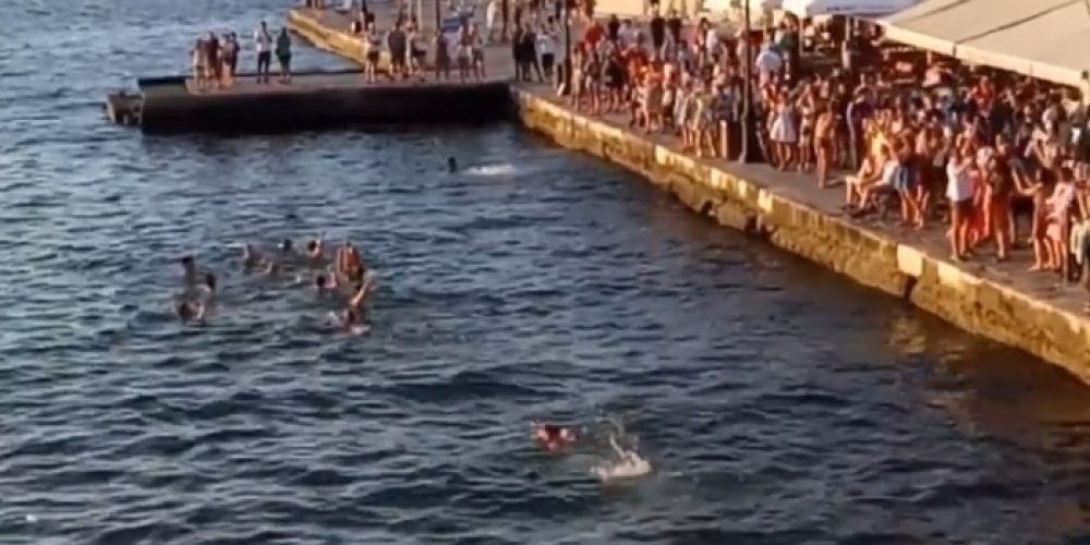 Γάλλοι κάνουν βουτιές στο παλιό λιμάνι των Χανίων και πανηγυρίζουν (βιντεο)