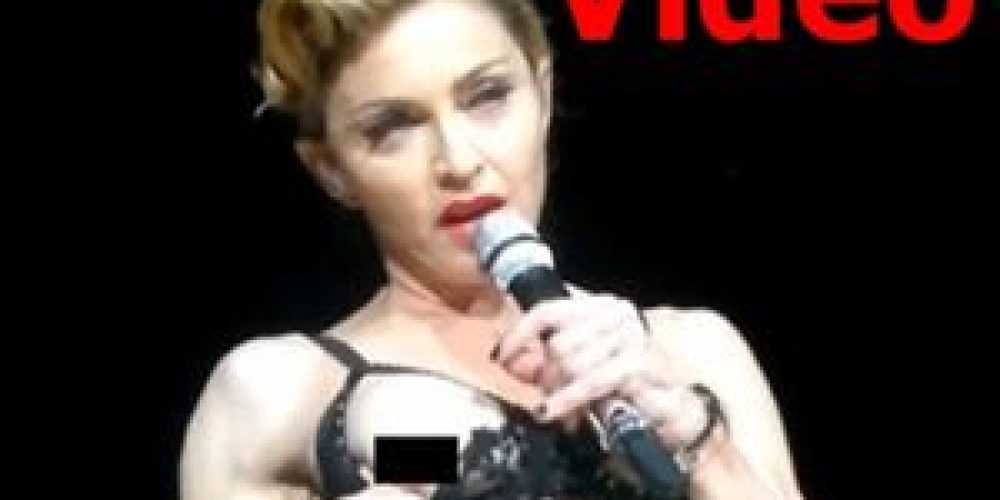 Η Madonna έδειξε στο κοινό το στήθος της!