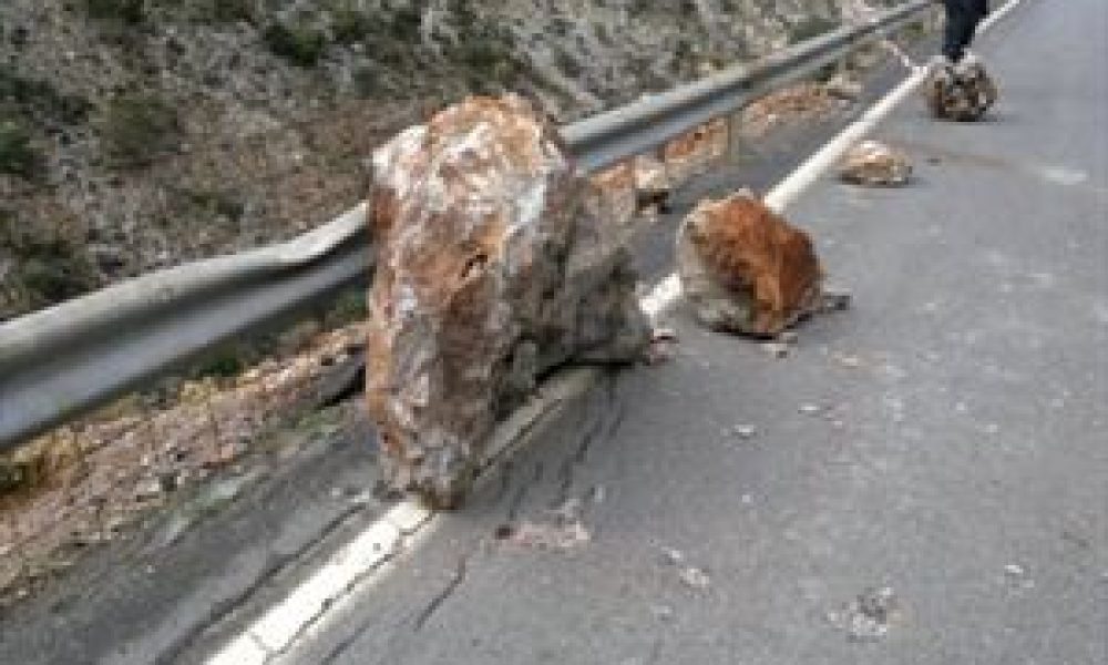 Βράχος έπεσε σε λεωφορείο που λίγο νωρίτερα μετέφερε μαθητές στο Καστέλι Χανίων